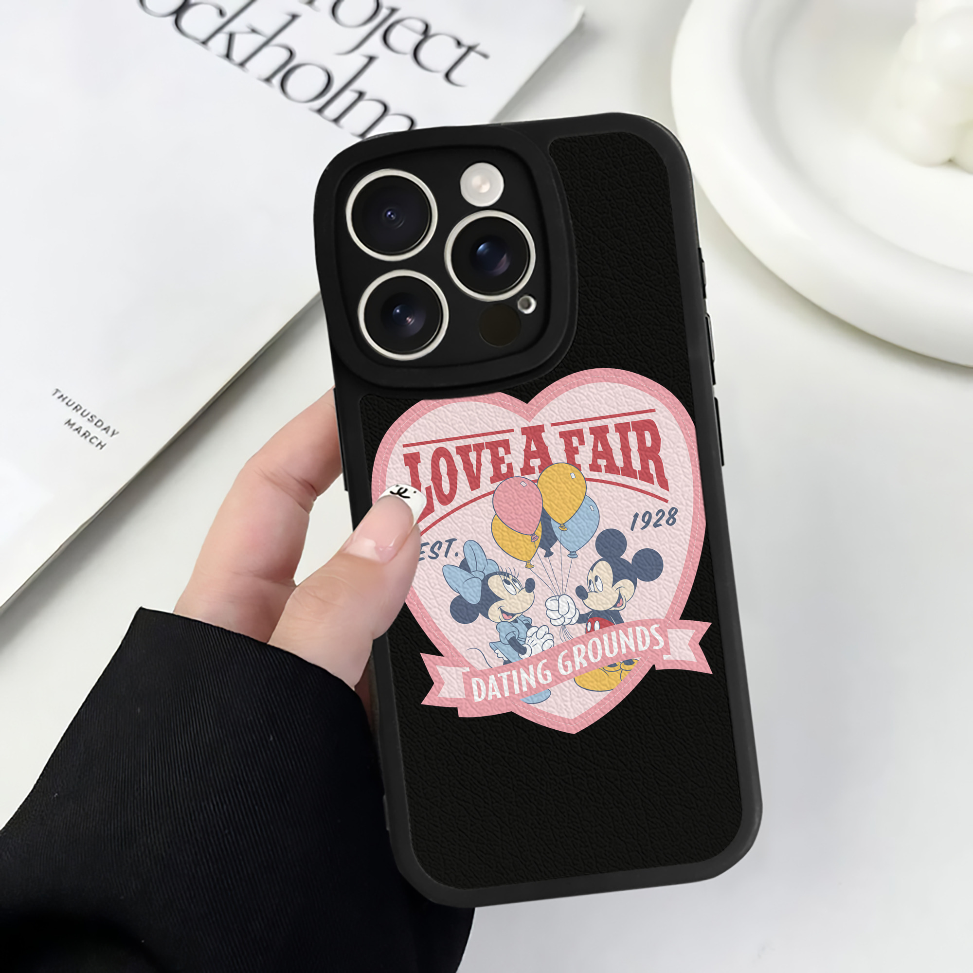 （画像用） ミッキーマウス Mickey Mouse 【iPhone 16シリーズ対応】シリコンスマホケース（レザー調） 材質：シリコン